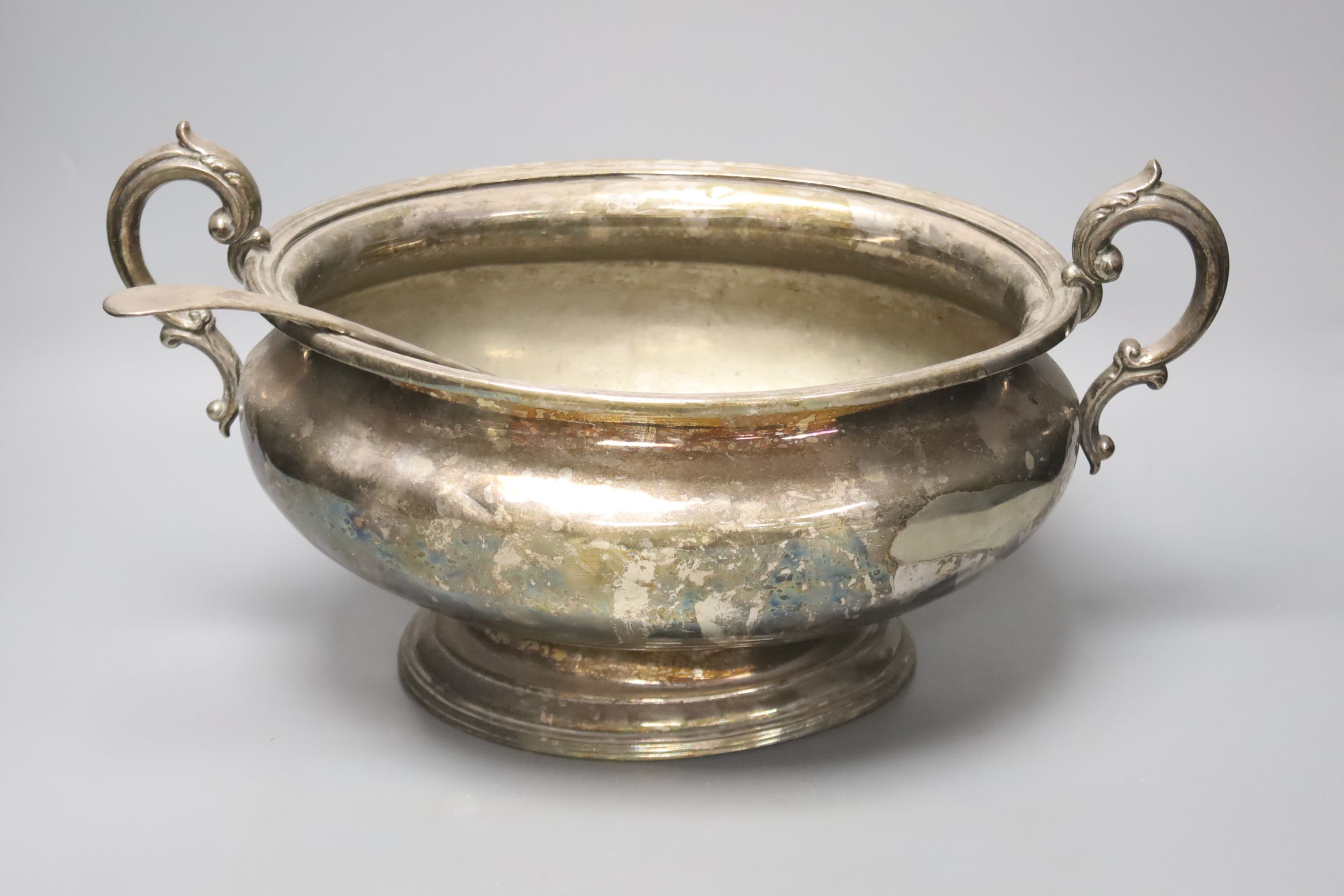 An Elkingtons silver plated soup tureen, 42 x 25cm, 18cm high, and an associated soup ladle